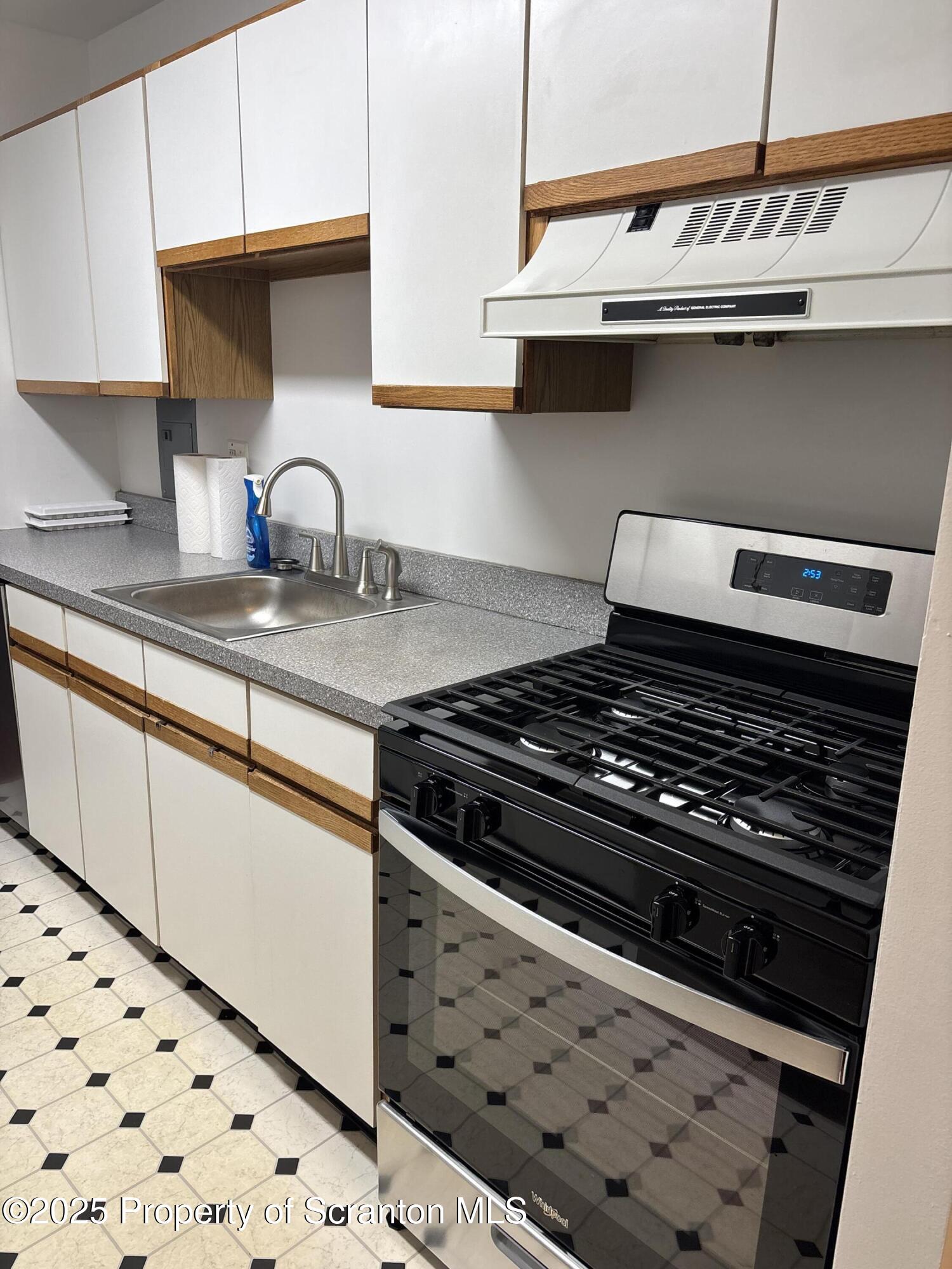 1704 Summit Pointe Scranton, PA 18508 - Photo 3 of 16 Kitchen
