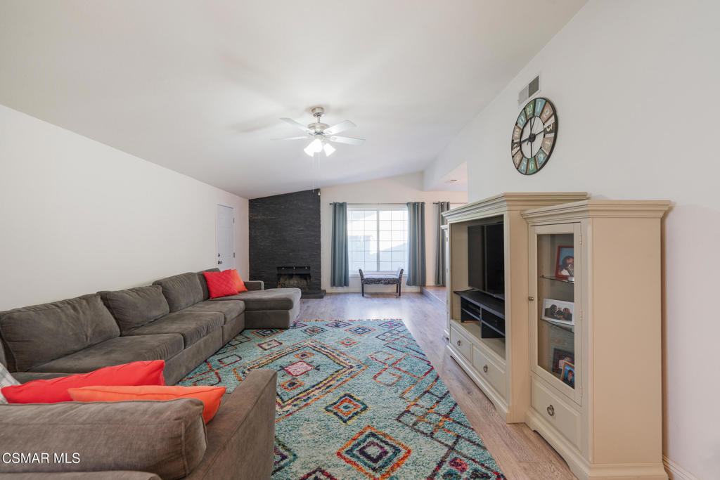 2517 Phyllis Street Simi Valley, CA 93065 - Photo 3 of 28