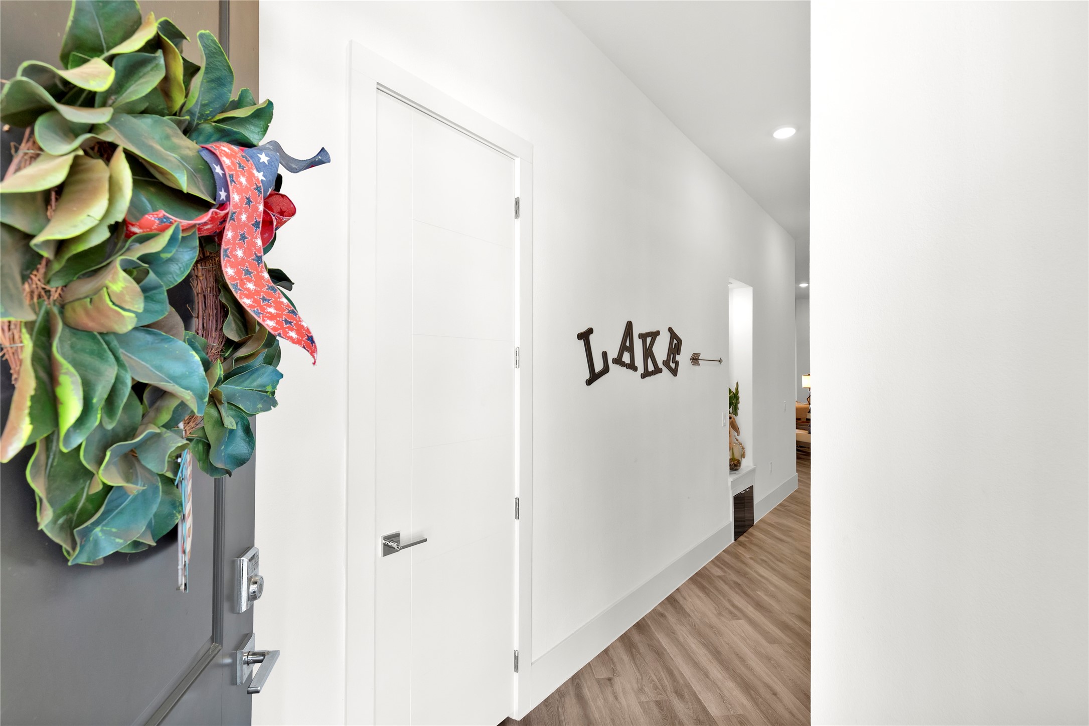199 Waterpoint Court, Unit 412 Conroe, TX 77304 - Photo 24 of 29 a view of a hallway with painted walls