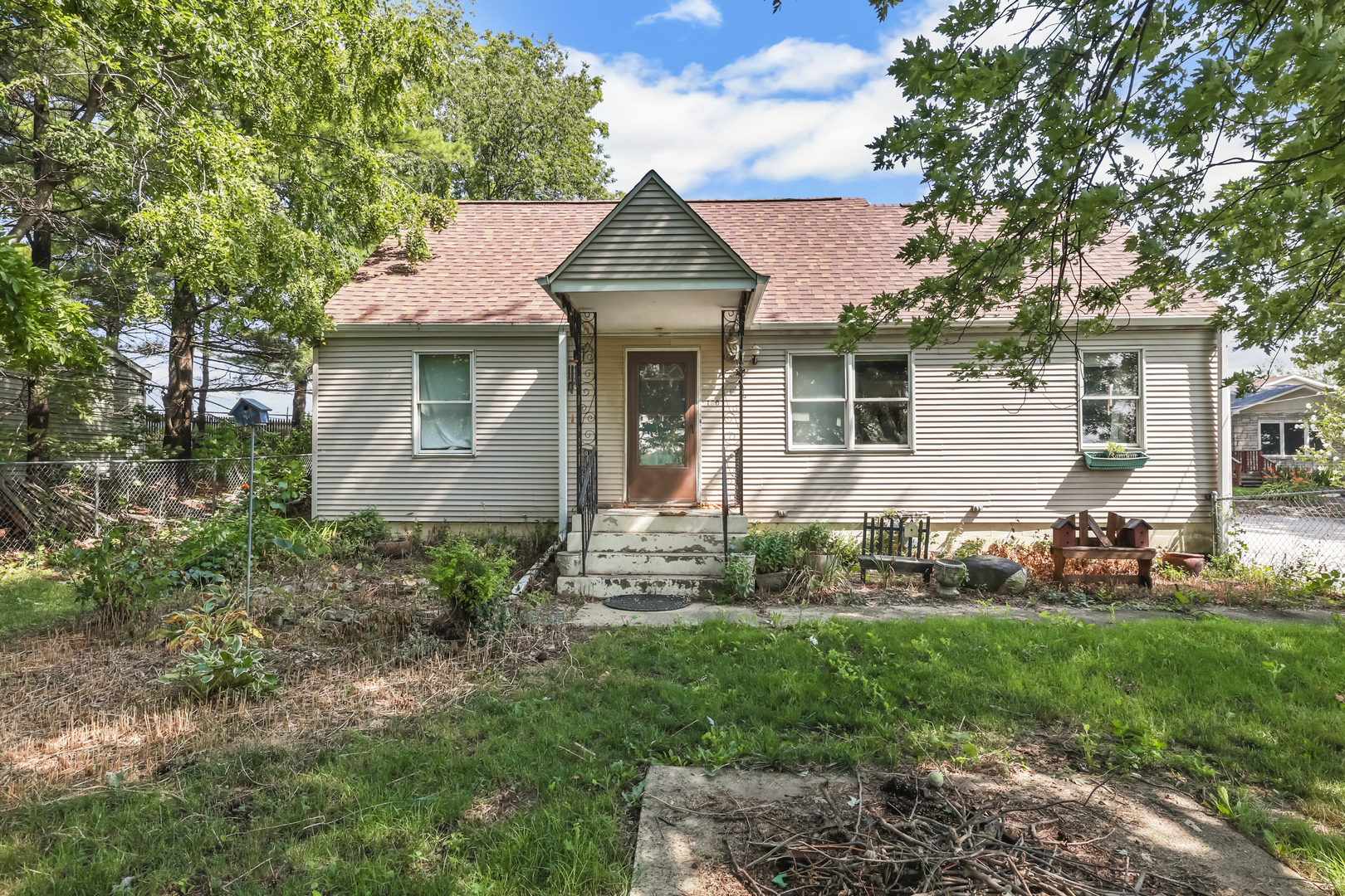 180 Highway 6 Morris, IL 60450 - Photo 1 of 18 a front view of a house with garden