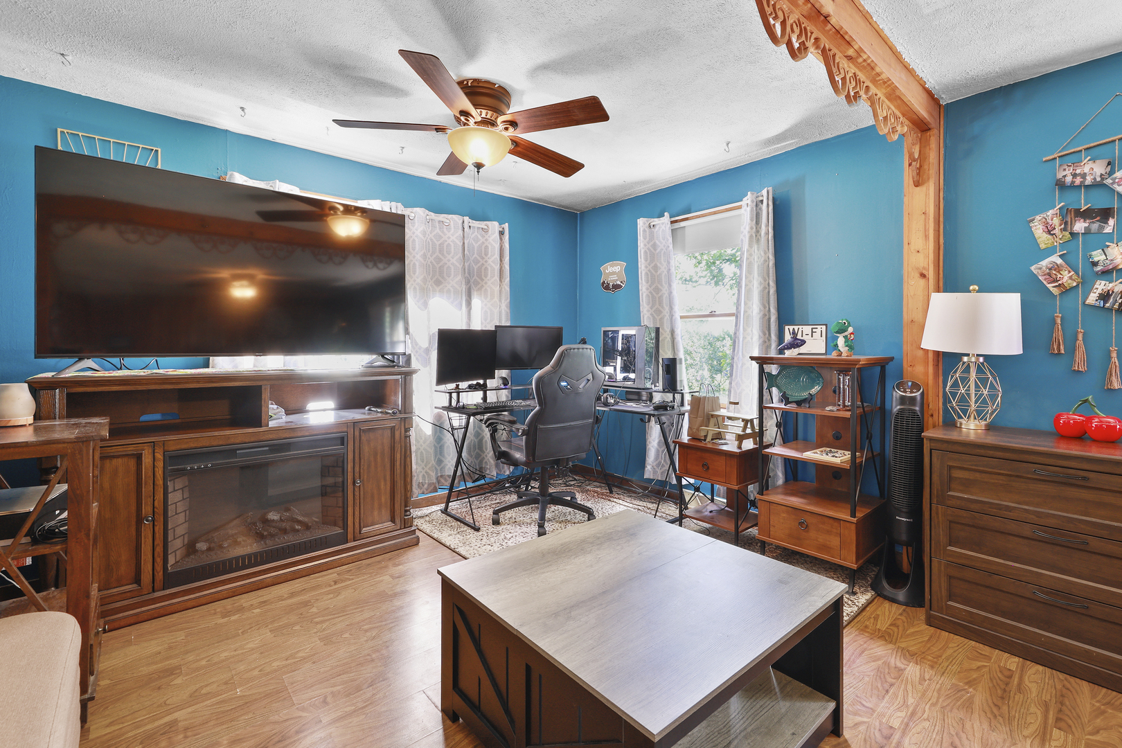 180 Highway 6 Morris, IL 60450 - Photo 4 of 18 a living room with furniture and a flat screen tv