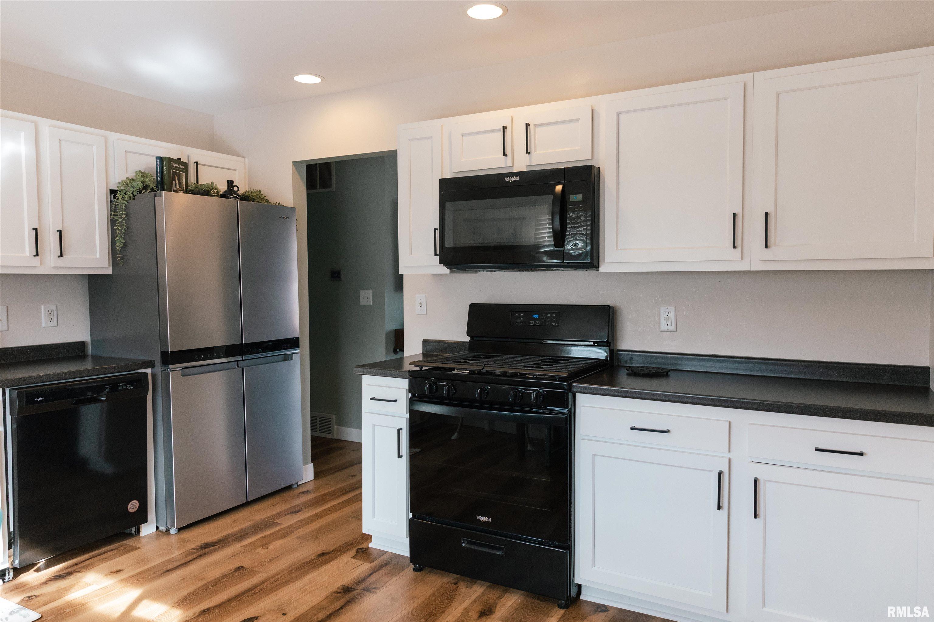 1815 Fairfield Drive Springfield, IL 62702 - Photo 8 of 25