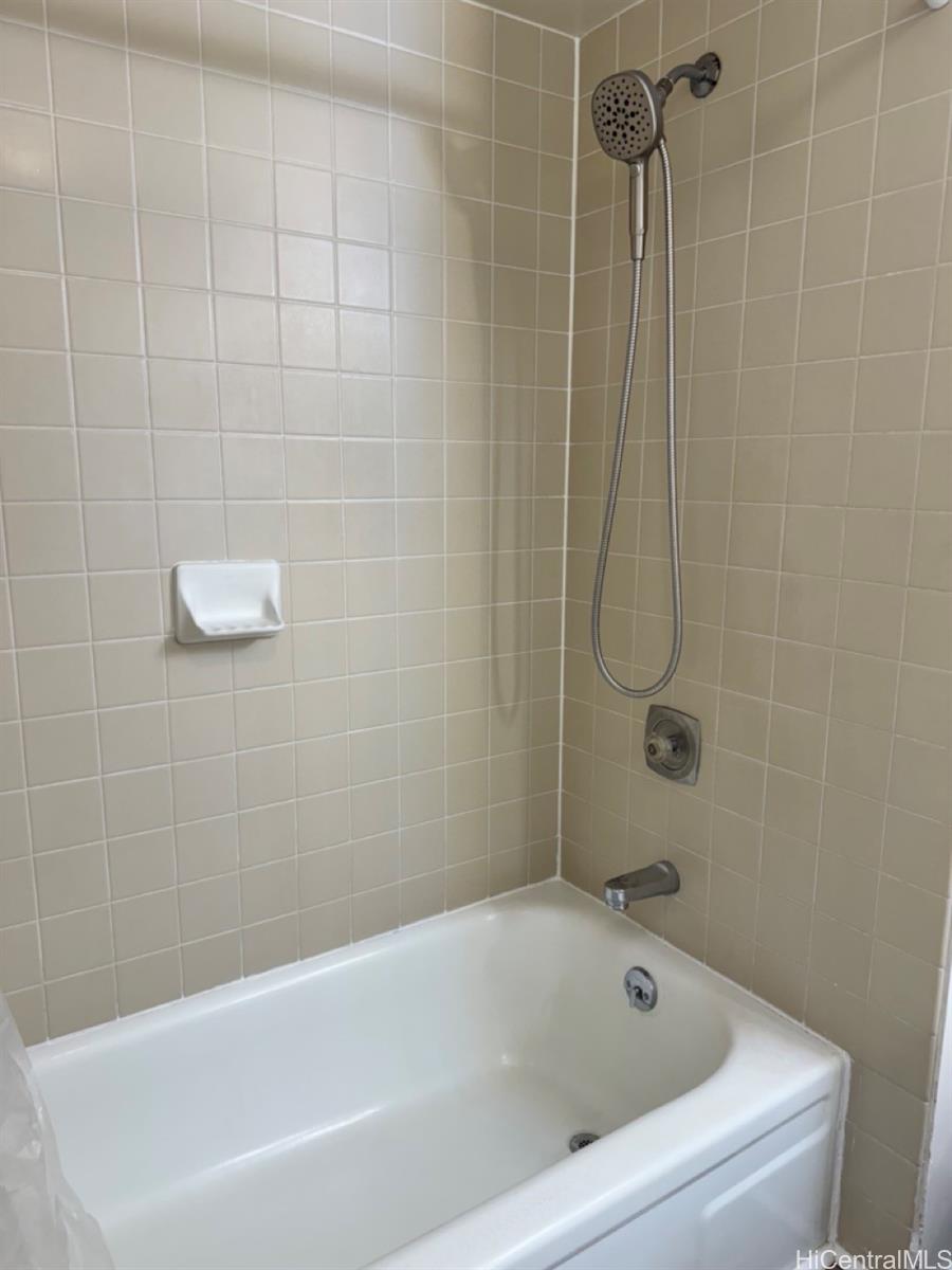 3130 Ala Ilima Street, Unit 22A Honolulu, HI 96818 - Photo 14 of 19 a bathroom with a bathtub