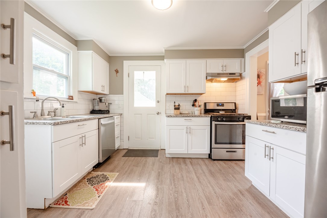 136 Dunning Avenue Webster, NY 14580 - Photo 7 of 40