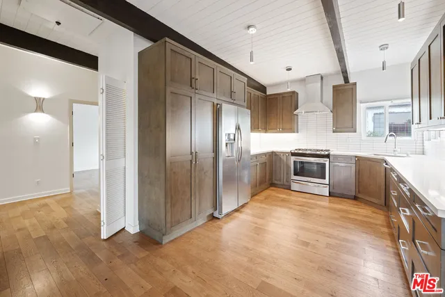 a view of empty room with front door