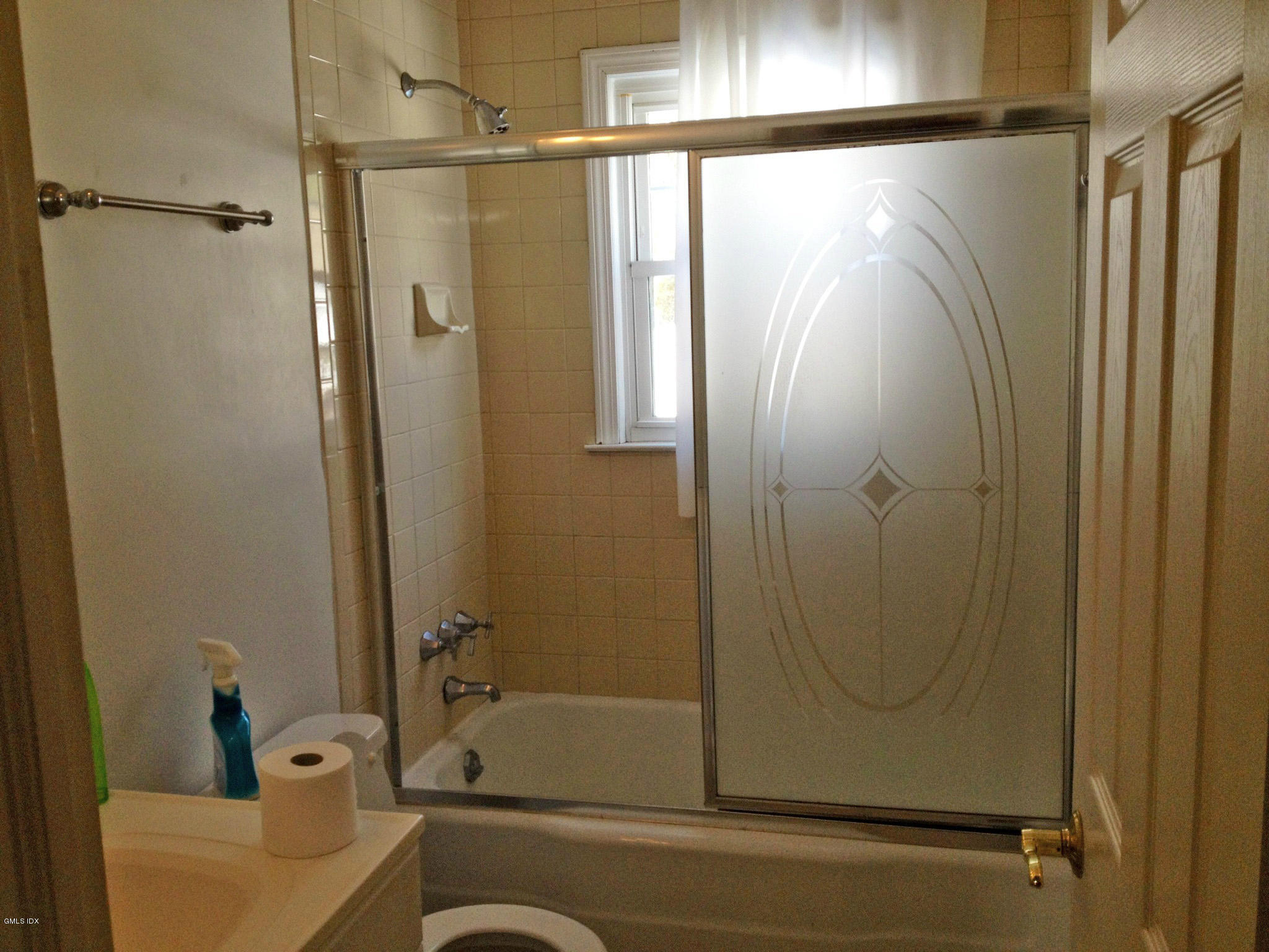 19 Wescott Street Riverside, CT 06878 - Photo 5 of 13 a bathroom with a shower and a tub