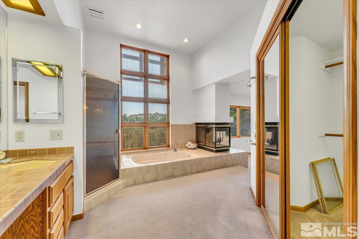 4285 Bitteroot Road Reno, NV 89519 - Photo 20 of 40 a spacious bathroom with a tub and a sink