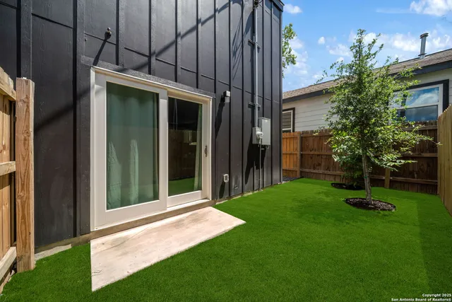 a view of back yard of the house