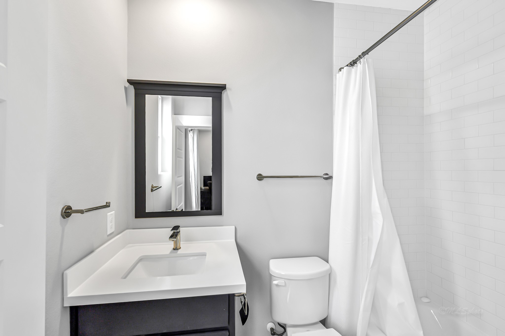 3105 Gillespie Street Houston, TX 77020 - Photo 27 of 43 a bathroom with a sink toilet and mirror
