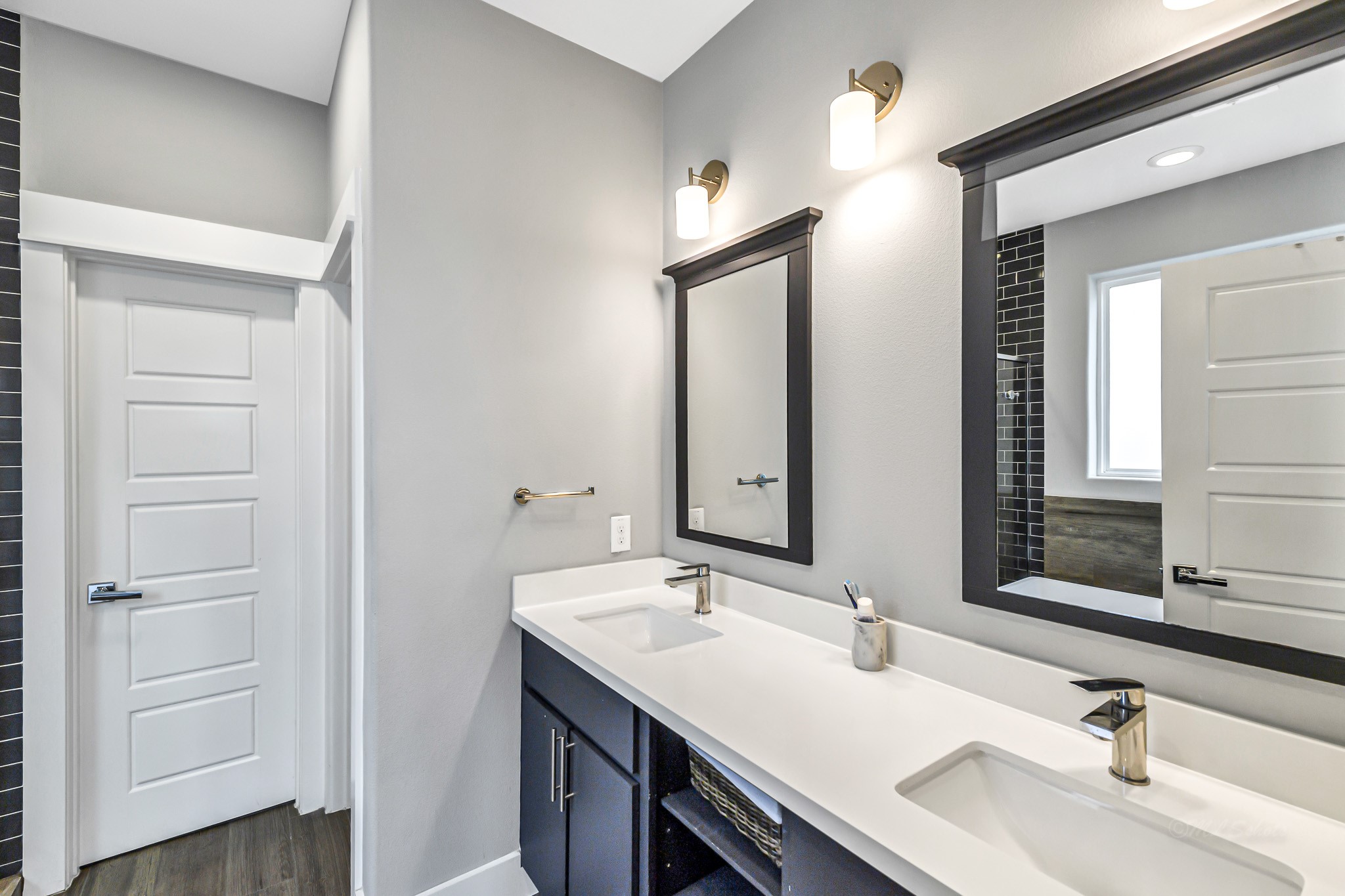 3105 Gillespie Street Houston, TX 77020 - Photo 32 of 43 a bathroom with a sink and a mirror