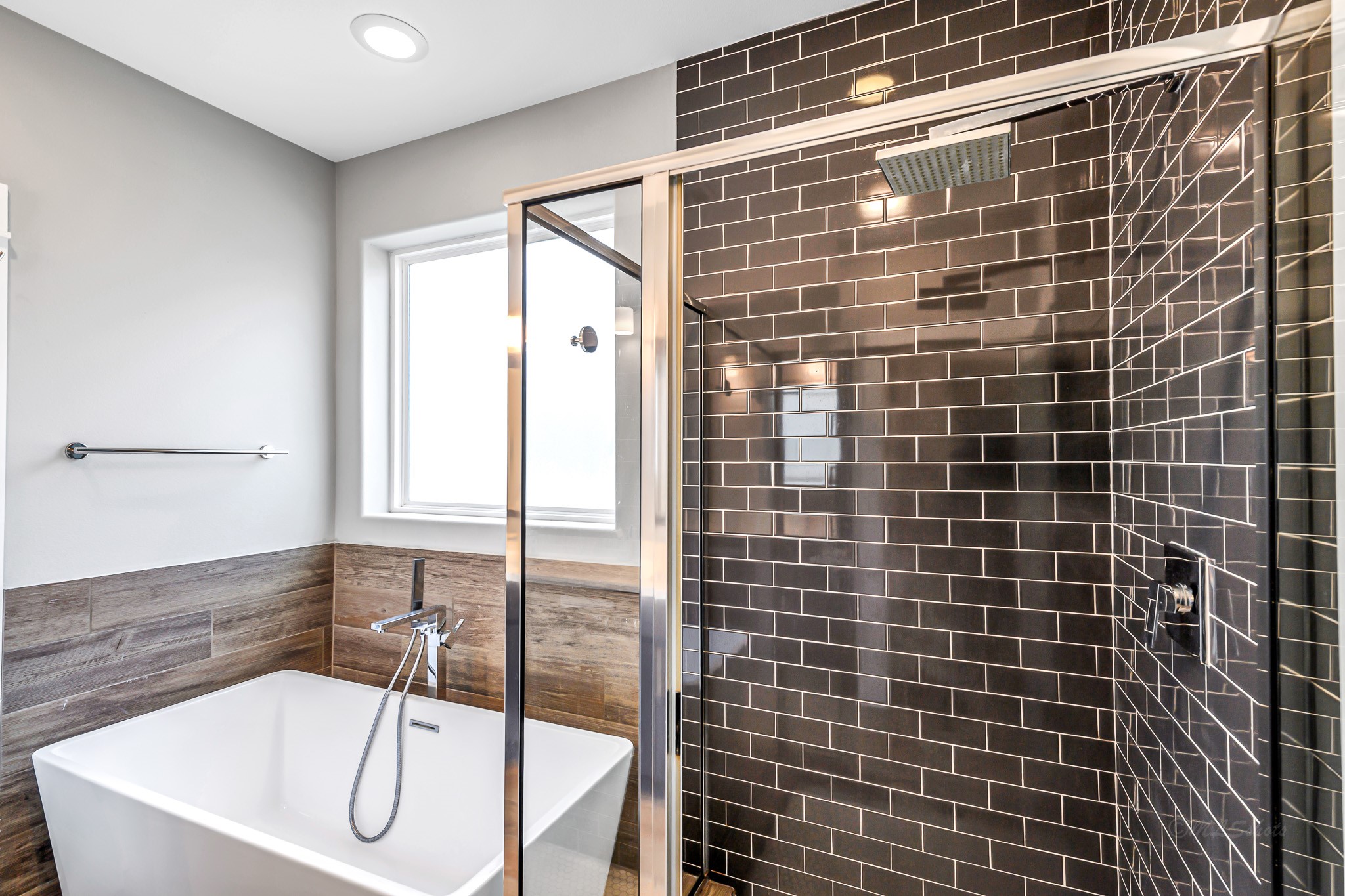 3105 Gillespie Street Houston, TX 77020 - Photo 34 of 43 a bathroom with a bathtub and a shower