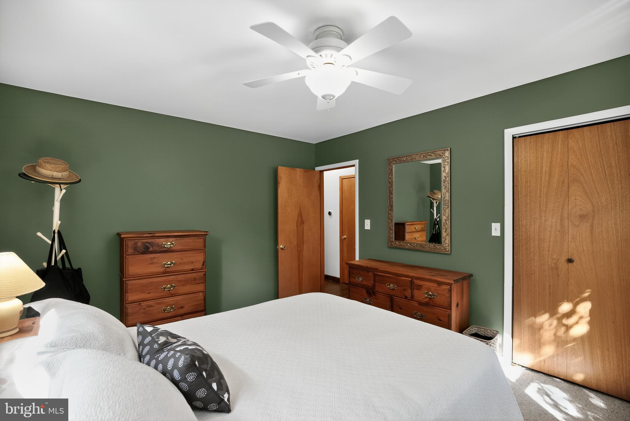 21 Mill Road Burlington, NJ 08016 - Photo 19 of 32 Ceiling fan/light, dimmable