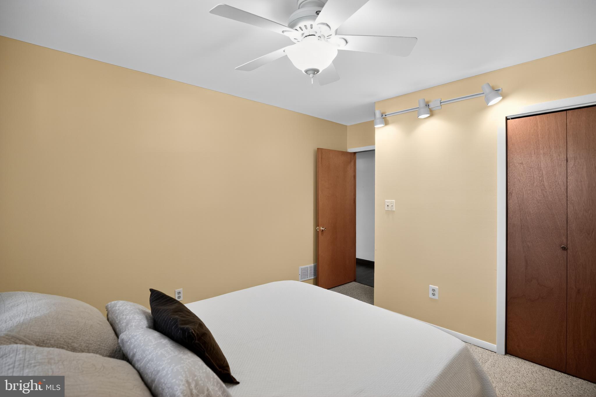 21 Mill Road Burlington, NJ 08016 - Photo 21 of 32 Ceiling fan/light; dimmable