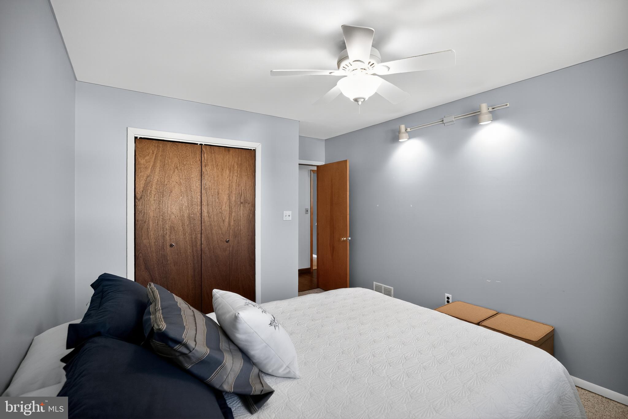 21 Mill Road Burlington, NJ 08016 - Photo 23 of 32 Ceiling fan/light; dimmable