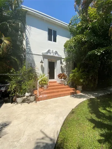 a view of outdoor space yard and porch