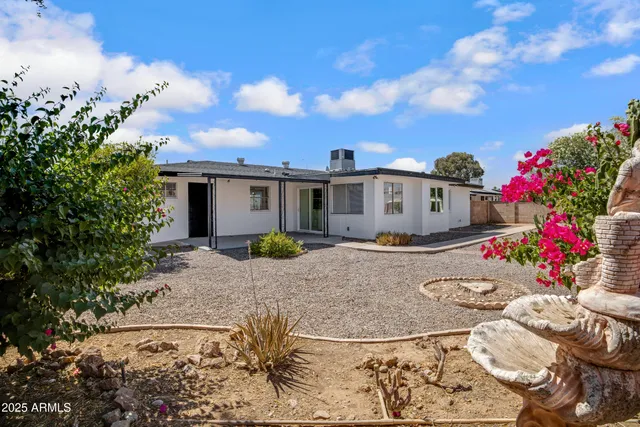 a view of a backyard