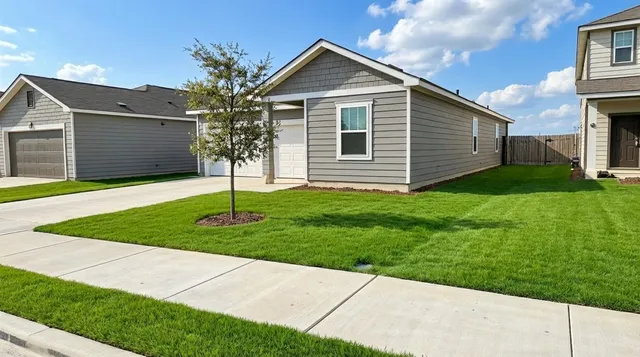 a view of a house with a yard