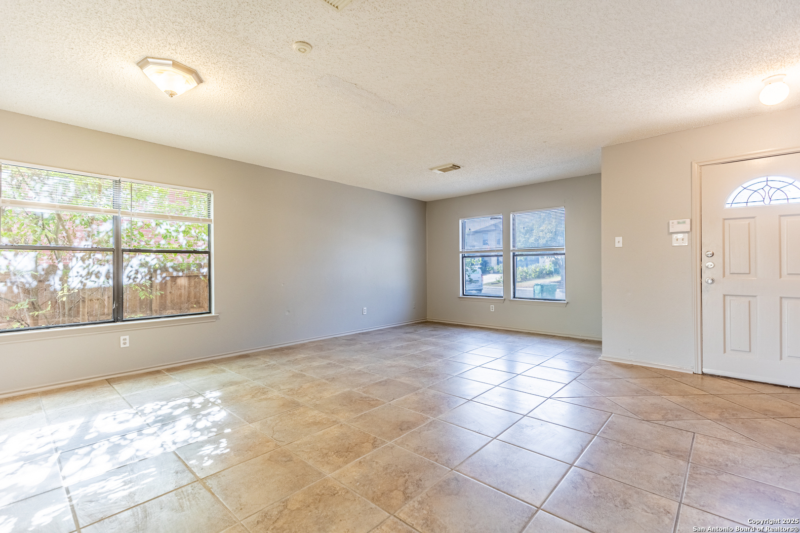 8423 Parry Path Converse, TX 78109 - Photo 5 of 36