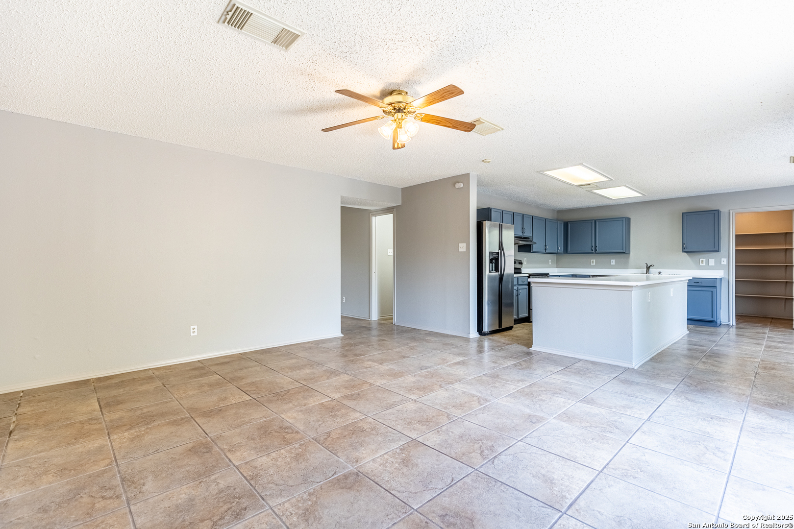 8423 Parry Path Converse, TX 78109 - Photo 9 of 36