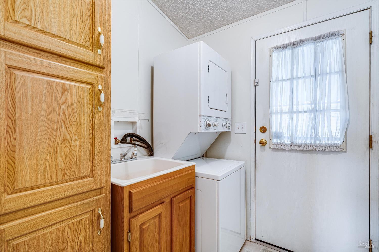 146 Westgate Circle Santa Rosa, CA 95401 - Photo 24 of 41 a utility room with dryer and washer