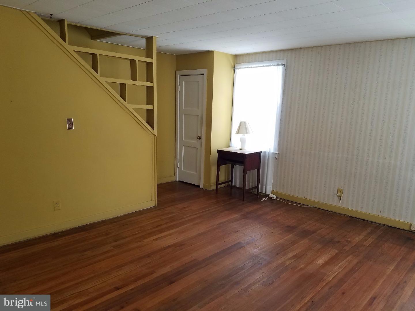 1027 Edgerton Road Secane, PA 19018 - Photo 5 of 14 Living Room