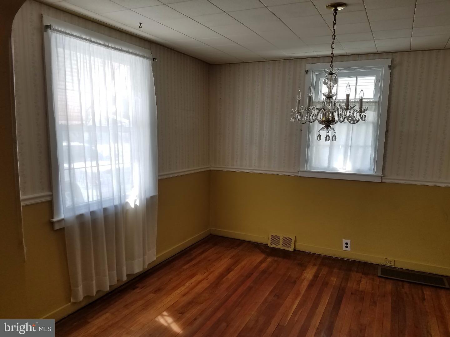 1027 Edgerton Road Secane, PA 19018 - Photo 8 of 14 Dining Room