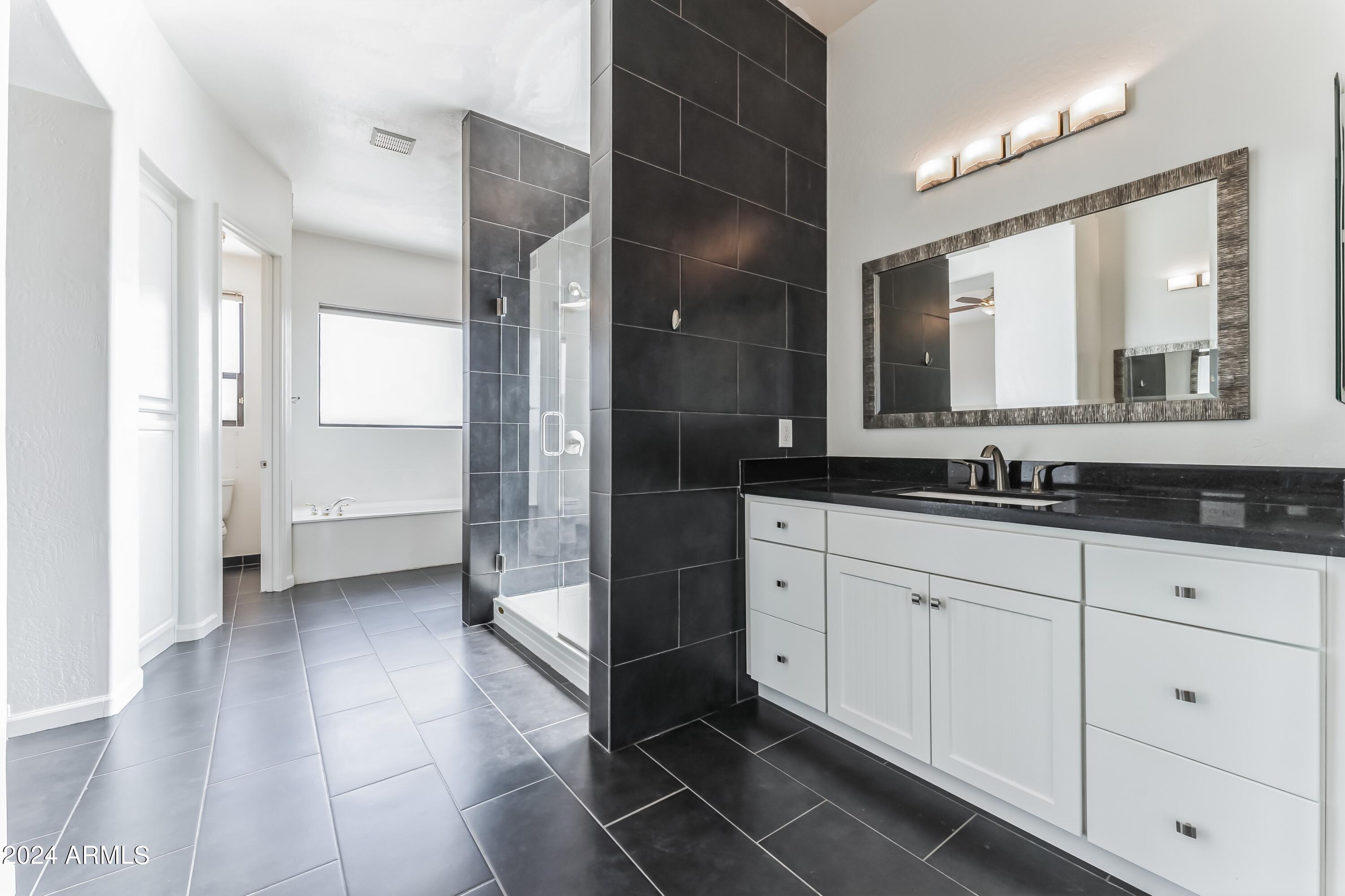 5258 East Hashknife Road Phoenix, AZ 85054 - Photo 41 of 44 HASHKNIFE MASTER BATH