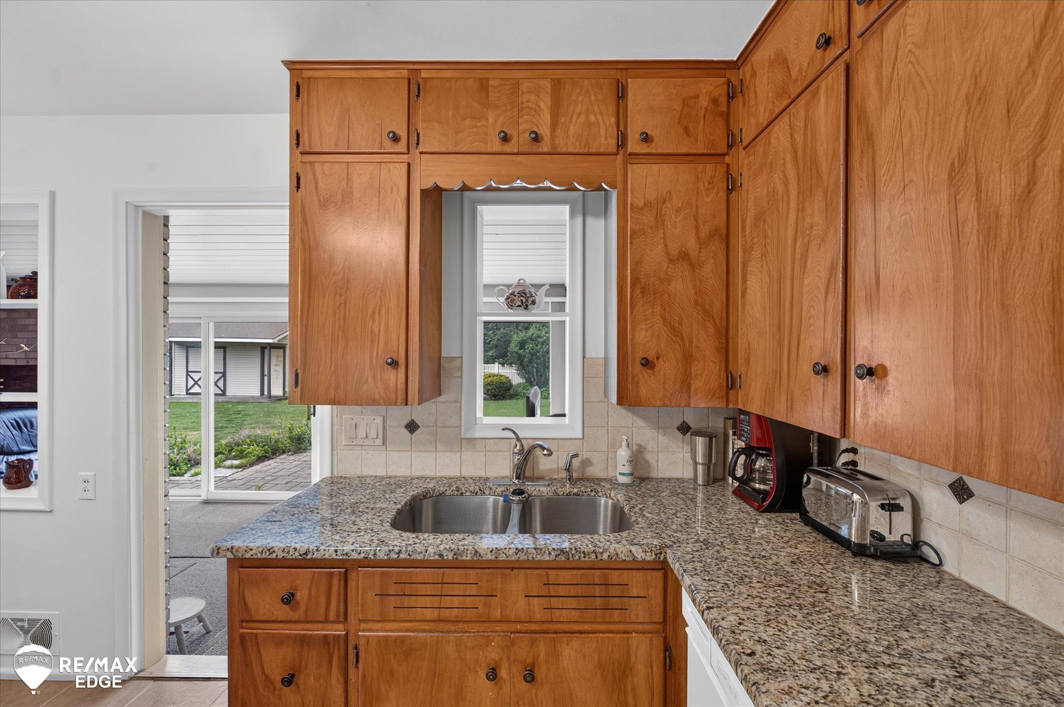 10048 East Coldwater Road Davison, MI 48423 - Photo 9 of 31