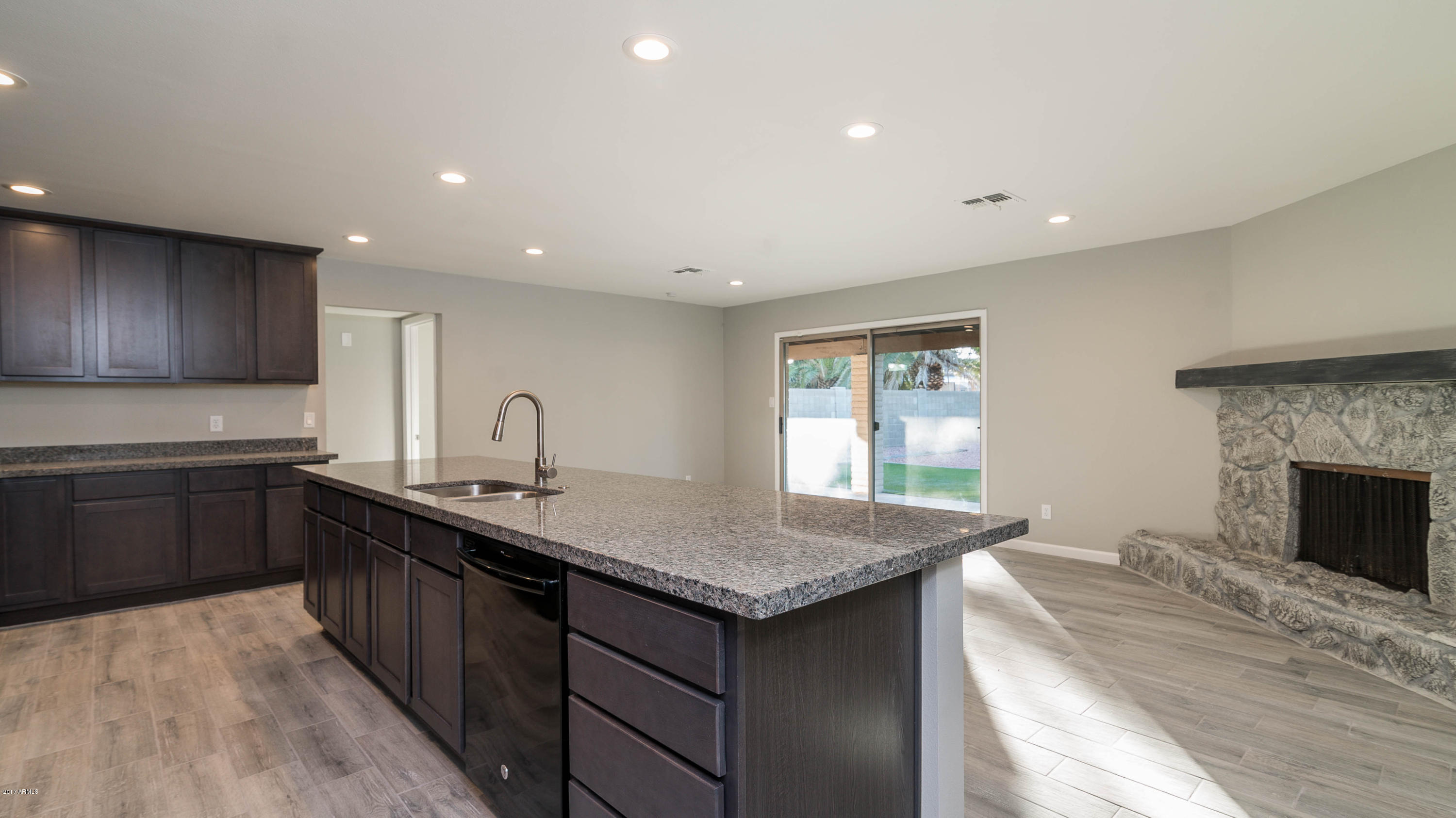 3741 West Phelps Road Phoenix, AZ 85053 - Photo 8 of 27 DSC04731