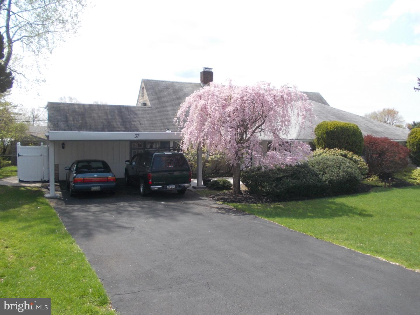 37 Falcon Road Levittown, PA 19056 - Photo 2 of 25 Driveway