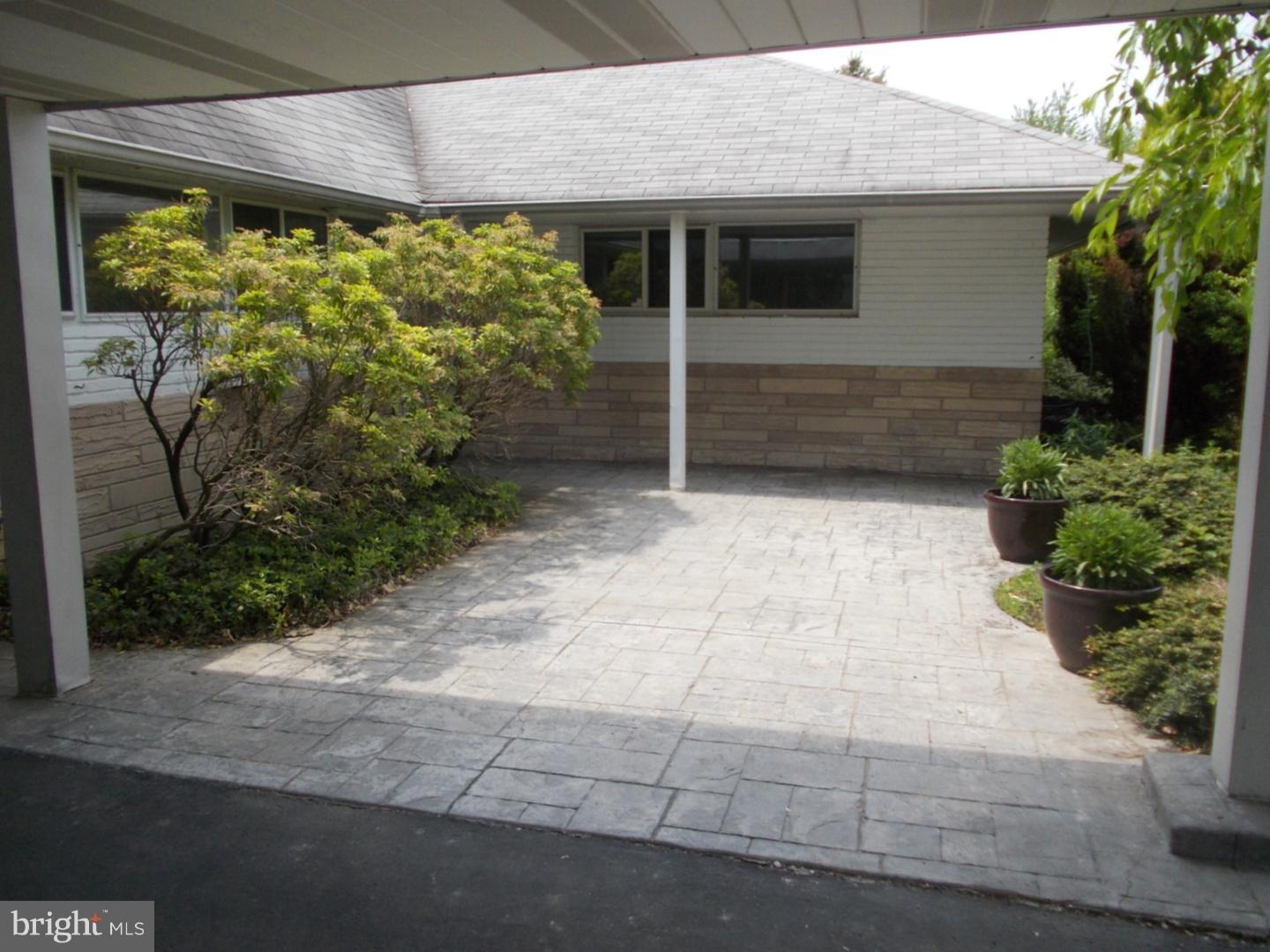 37 Falcon Road Levittown, PA 19056 - Photo 3 of 25 Patio