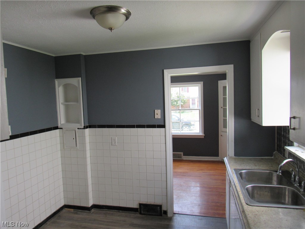 1901 Staunton Road Cleveland, OH 44118 - Photo 10 of 27 kitchen
