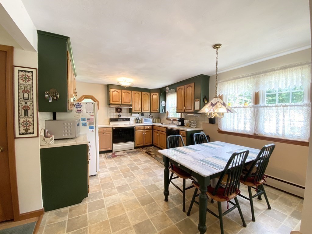 71 Old Farm Road Chicopee, MA 01020 - Photo 5 of 38 Gallery Image 5