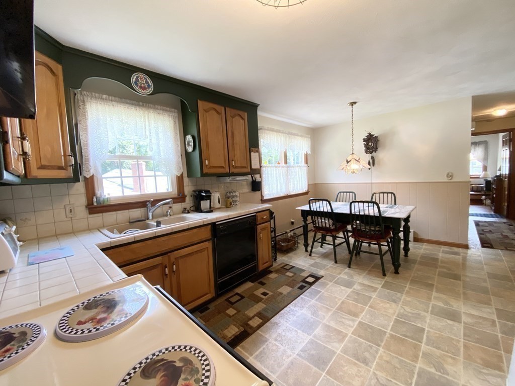 71 Old Farm Road Chicopee, MA 01020 - Photo 6 of 38 Gallery Image 6