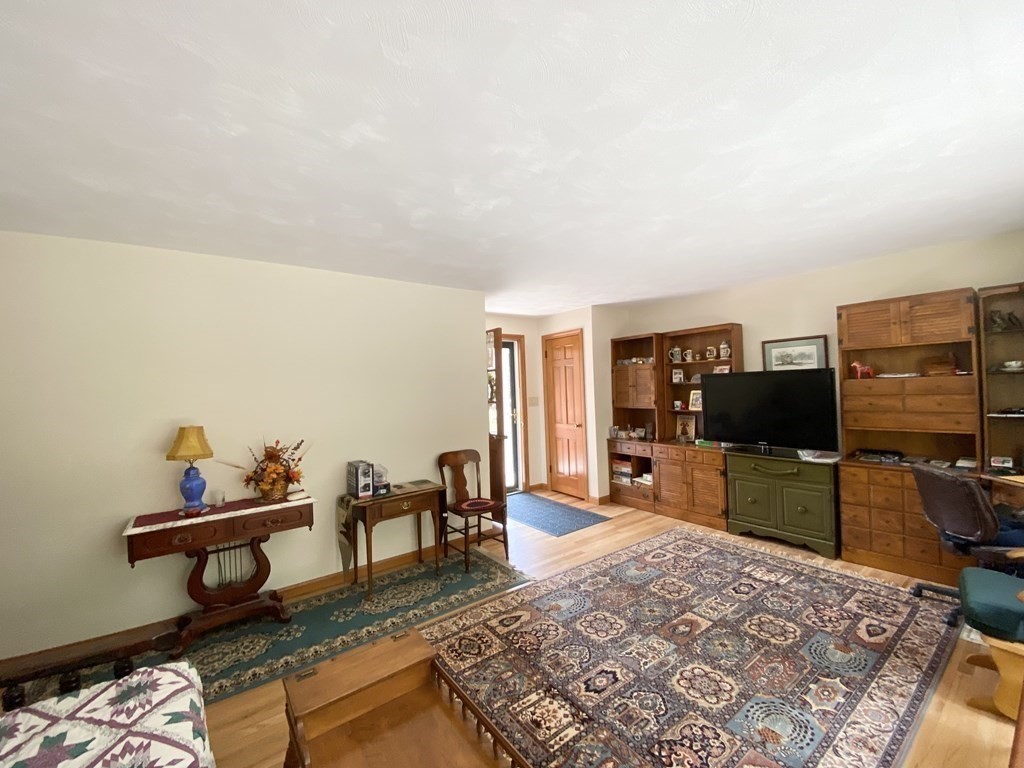 71 Old Farm Road Chicopee, MA 01020 - Photo 8 of 38 Gallery Image 8