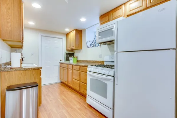 $3,450 | 931 West Newport Avenue, Unit 1, Chicago, IL 60657