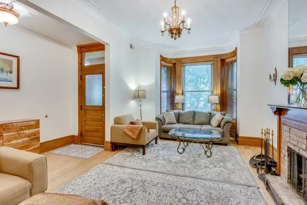 $3,450 | 931 West Newport Avenue, Unit 1, Chicago, IL 60657