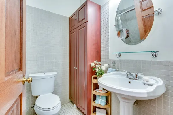 $3,450 | 931 West Newport Avenue, Unit 1, Chicago, IL 60657