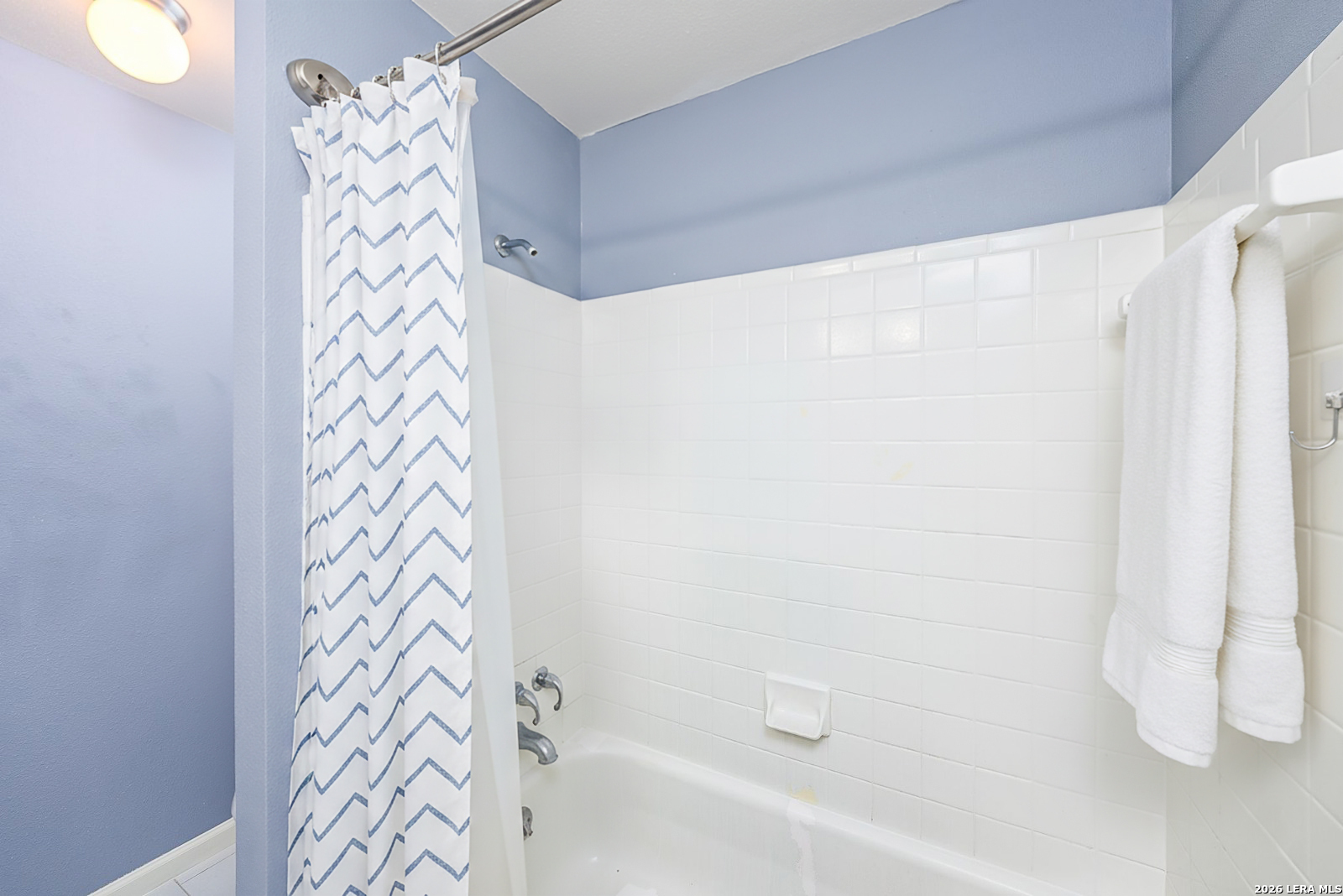 7711 Callaghan Road, Unit 805 San Antonio, TX 78229 - Photo 22 of 33 a bathroom with a shower curtain and a shower curtain