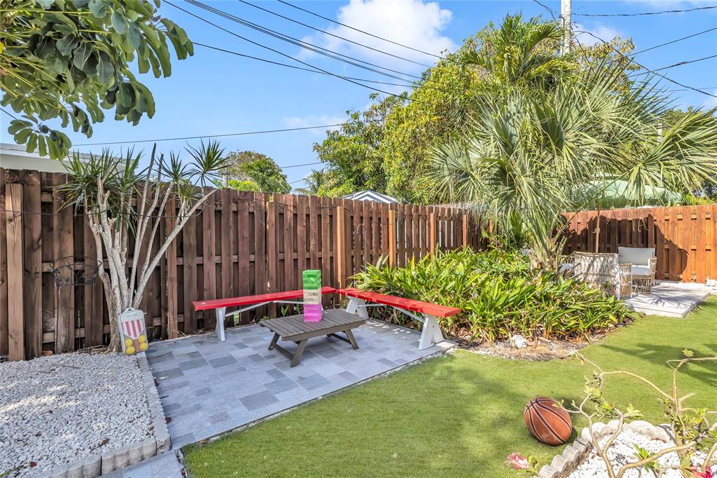 2412 Northeast 4th Street, Unit W Pompano Beach, FL 33062 - Photo 24 of 25 a garden view with a seating space