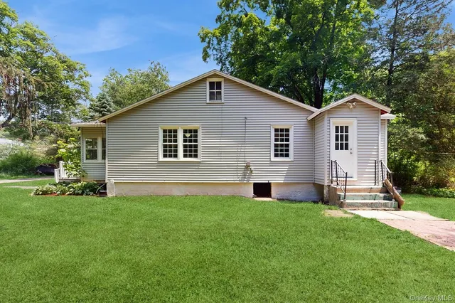 a view of a house with a yard