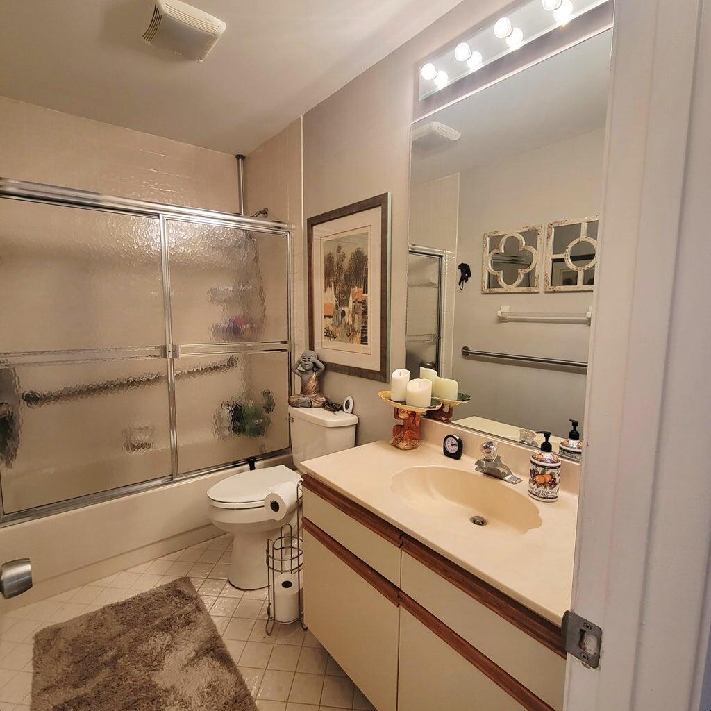 11152 Highland Circle Boca Raton, FL 33428 - Photo 25 of 37 Family Bath