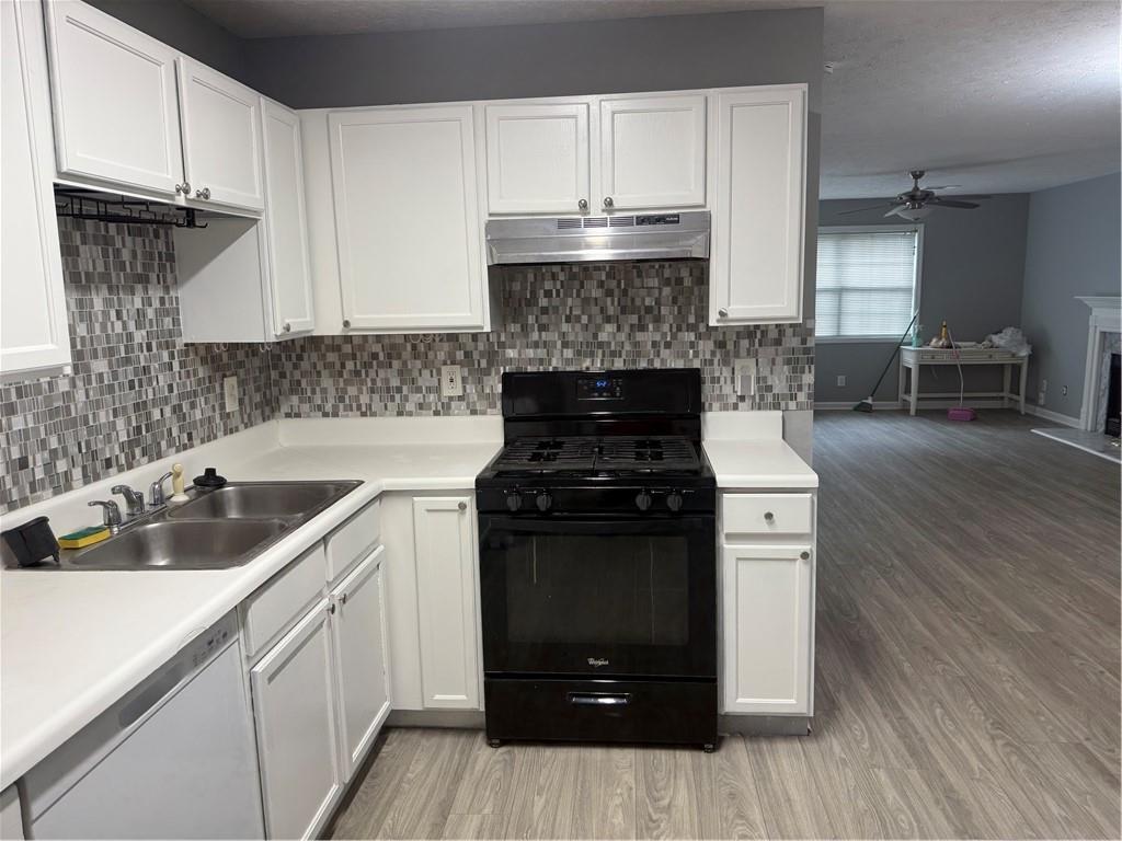 6341 Wedgeview Drive Tucker, GA 30084 - Photo 8 of 26 a kitchen with a sink stove and cabinets