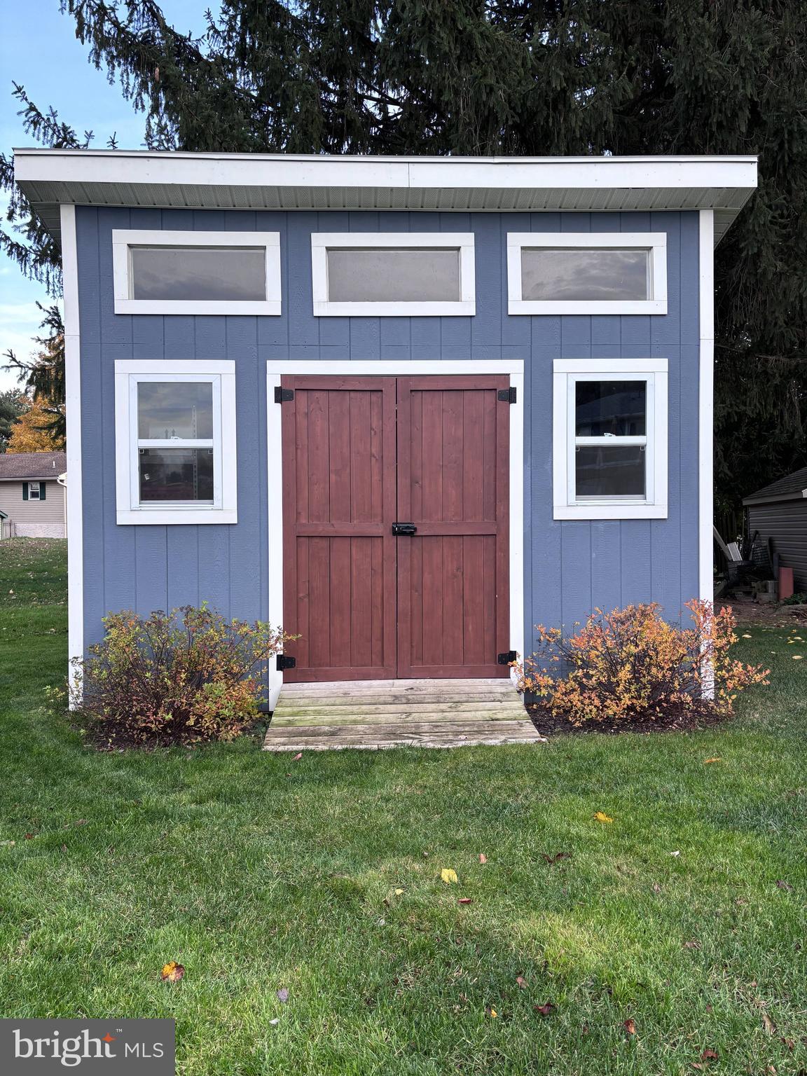 1119 East Meadow Road Manheim, PA 17545 - Photo 26 of 29 a front view of a house with garden