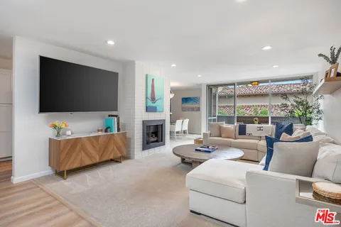 $949,000 | 809 South Bundy Drive, Unit 205, Los Angeles, CA 90049