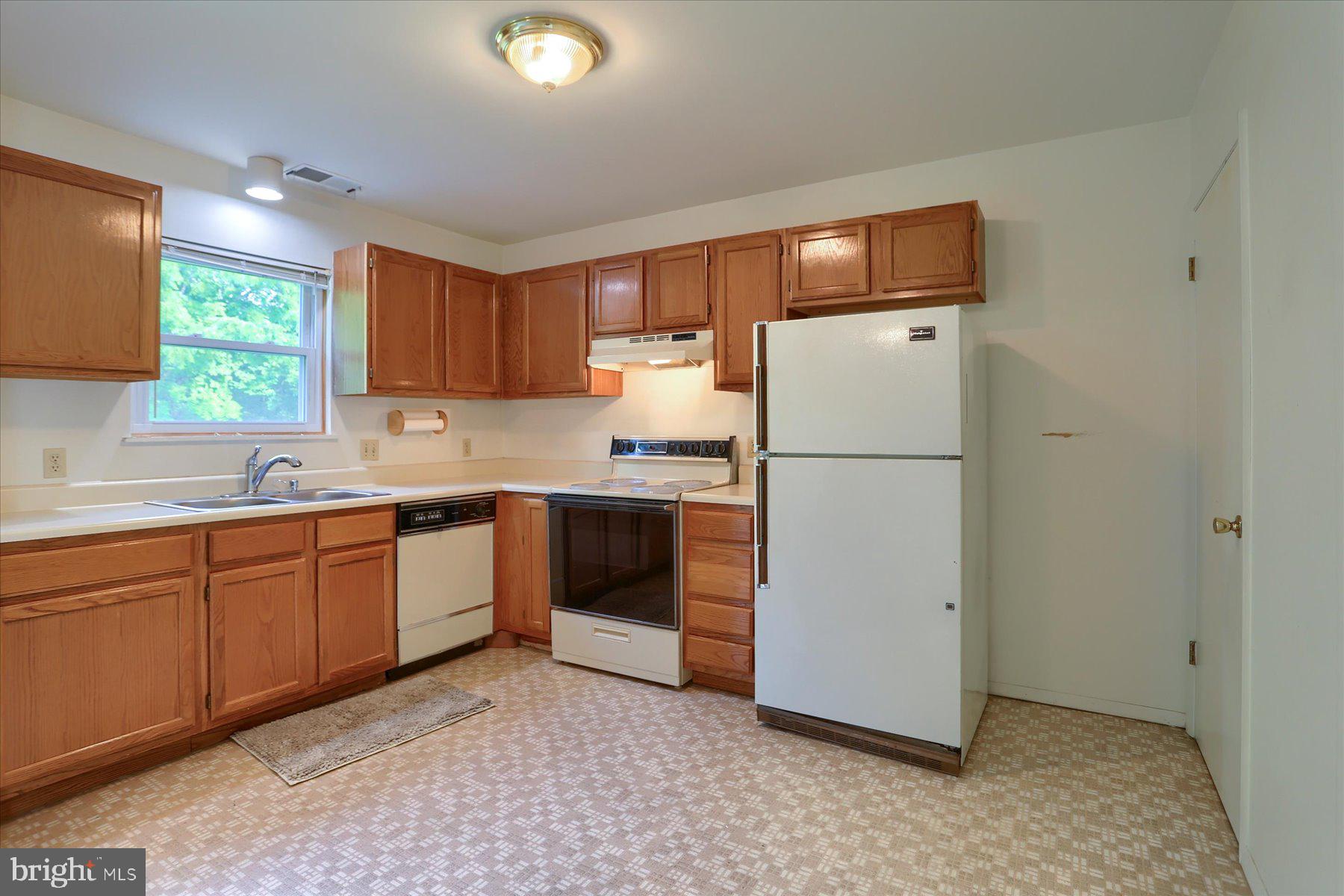 446 Mill Race Road Carlisle, PA 17013 - Photo 11 of 40 Kitchen