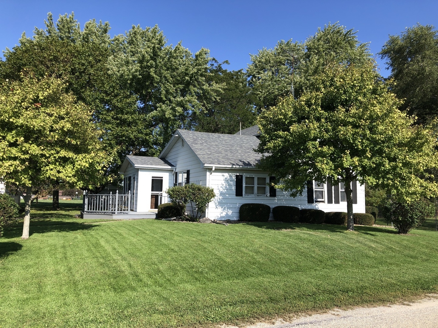 7968 South Sugar Island Road Chebanse, IL 60922 - Photo 2 of 39 a front view of a house with a garden