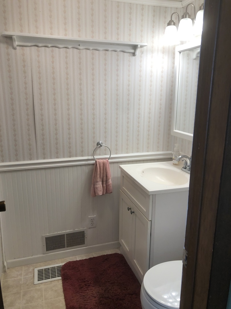 7968 South Sugar Island Road Chebanse, IL 60922 - Photo 28 of 39 a bathroom with a sink a toilet and shower