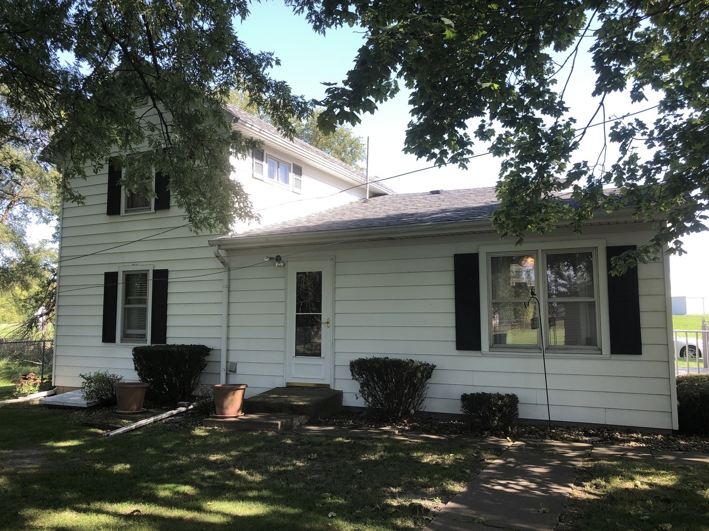 7968 South Sugar Island Road Chebanse, IL 60922 - Photo 3 of 39 a front view of a house with a tree