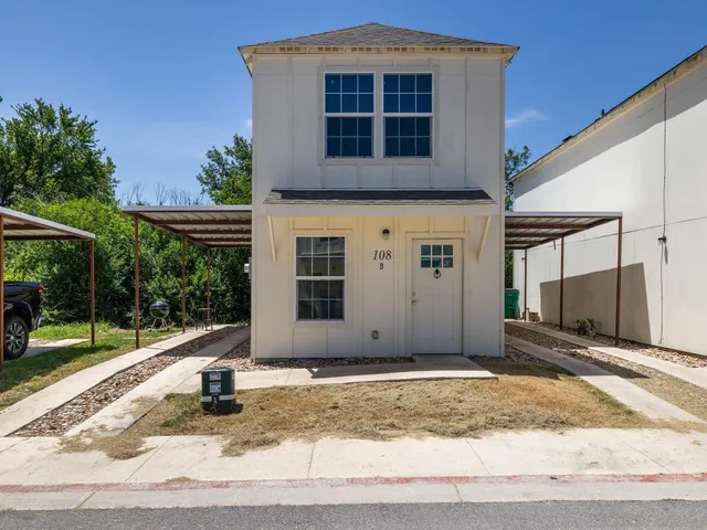 a view of a house with backyard